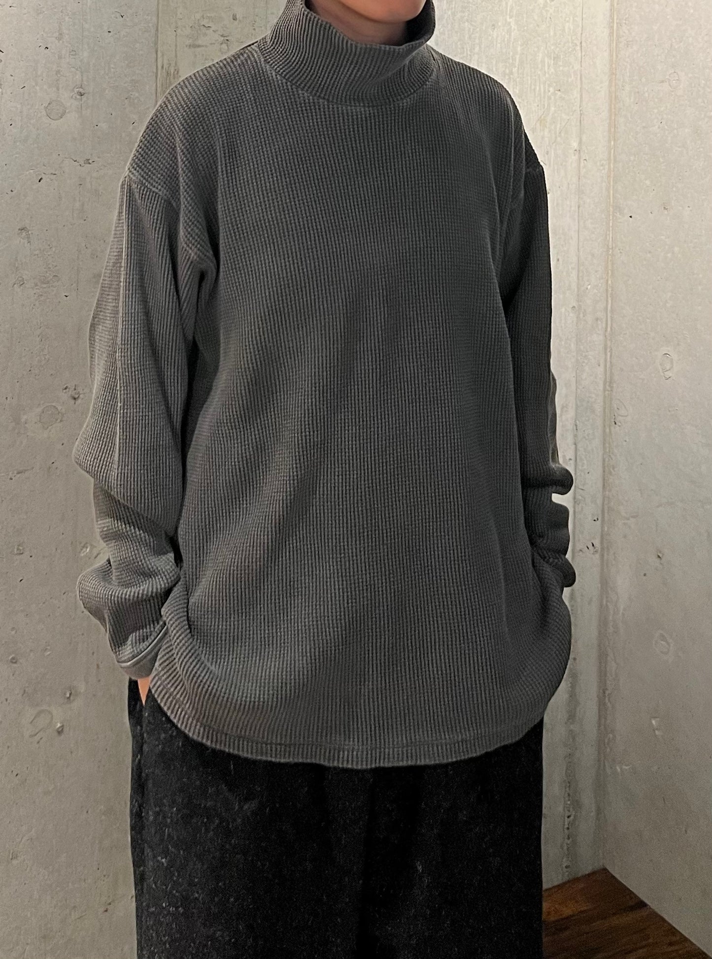 【YOKO SAKAMOTO】HIGH NECK PULLOVER (SUMI INK)