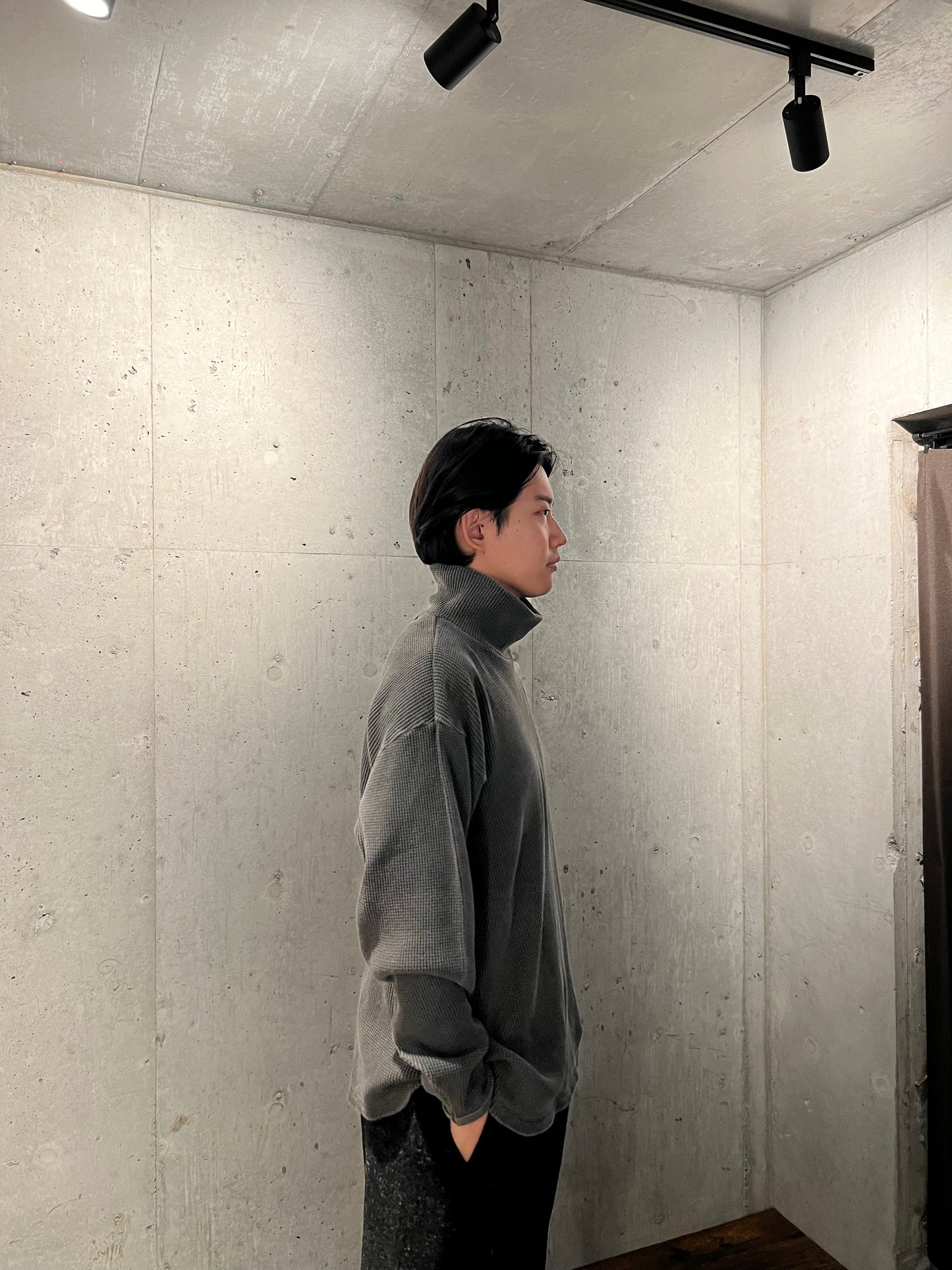 【YOKO SAKAMOTO】HIGH NECK PULLOVER (SUMI INK)