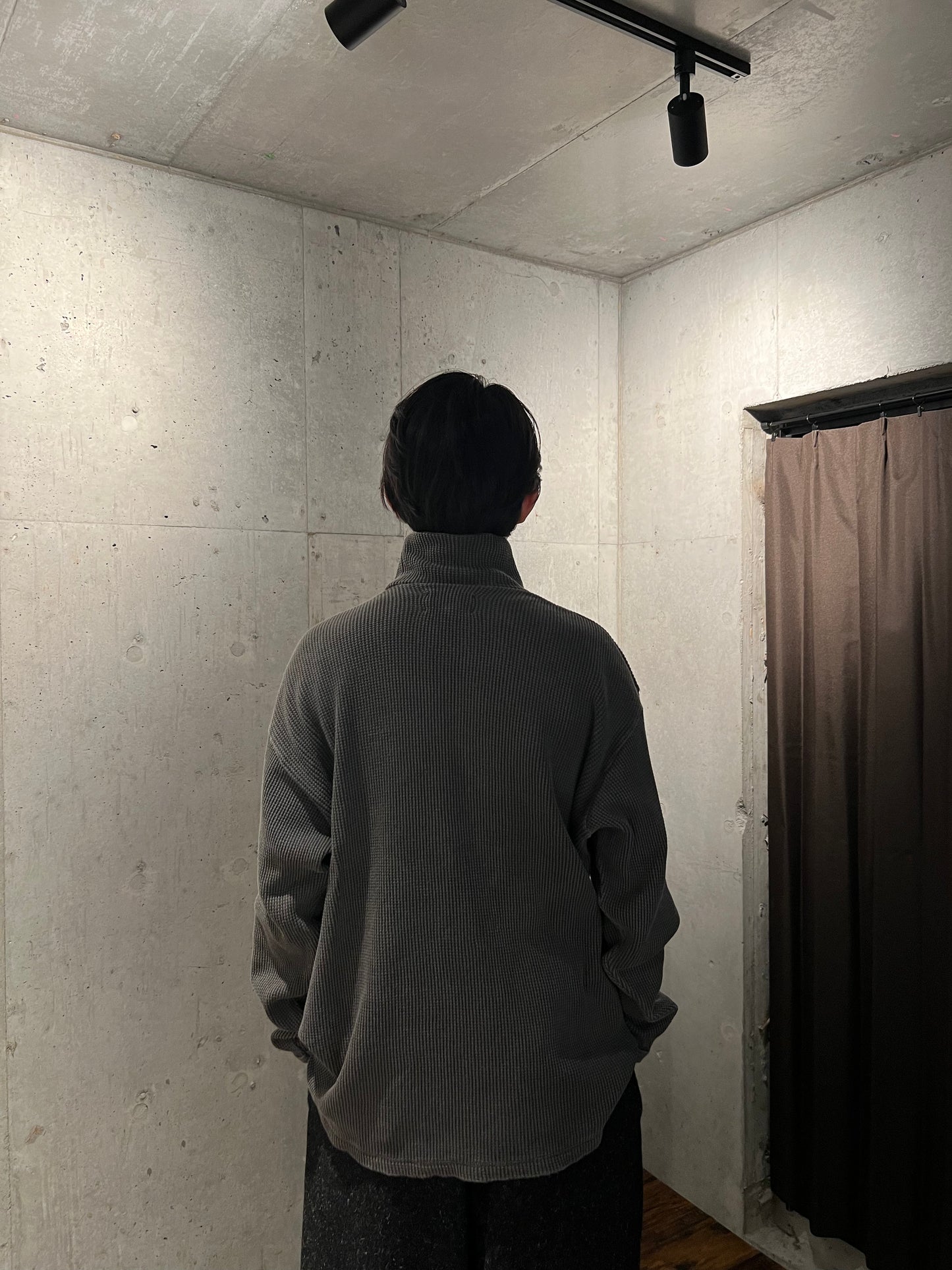 【YOKO SAKAMOTO】HIGH NECK PULLOVER (SUMI INK)
