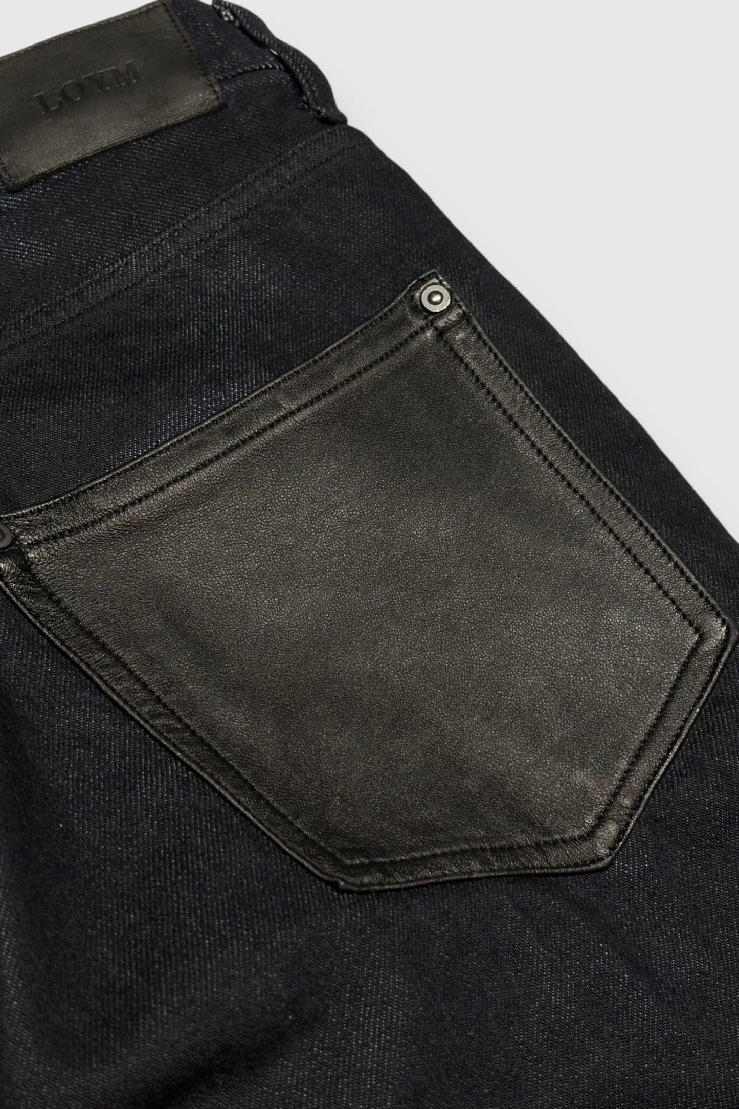 【LOYM】LEATHER POCKET DENIM PANTS (BLACK×DYE)